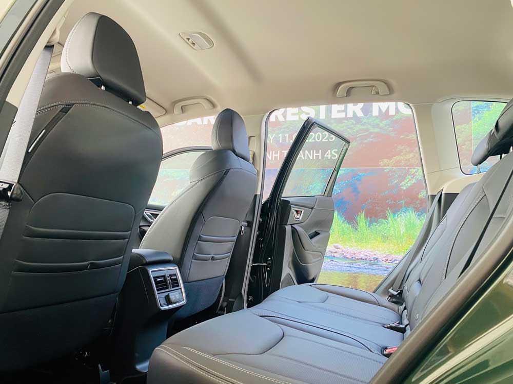 khong gian noi that ben trong xe Subaru Forester 2.0i-L Eyesight
