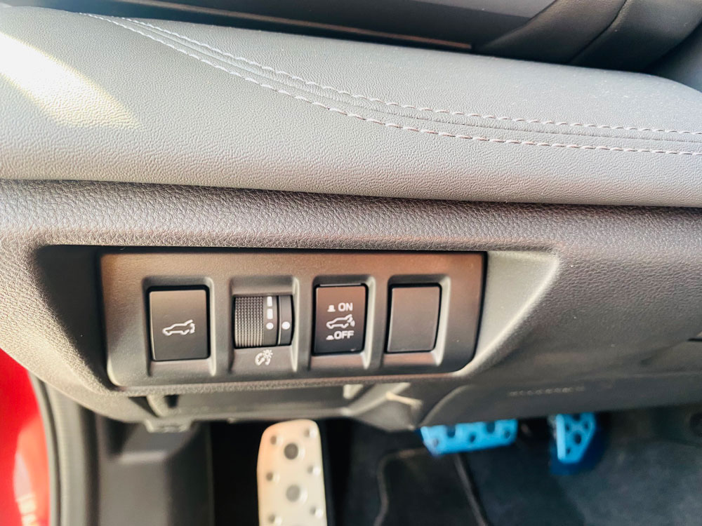 nut bam ho tro ben trai vo lang xe Subaru Outback 2.5I-T EyeSight